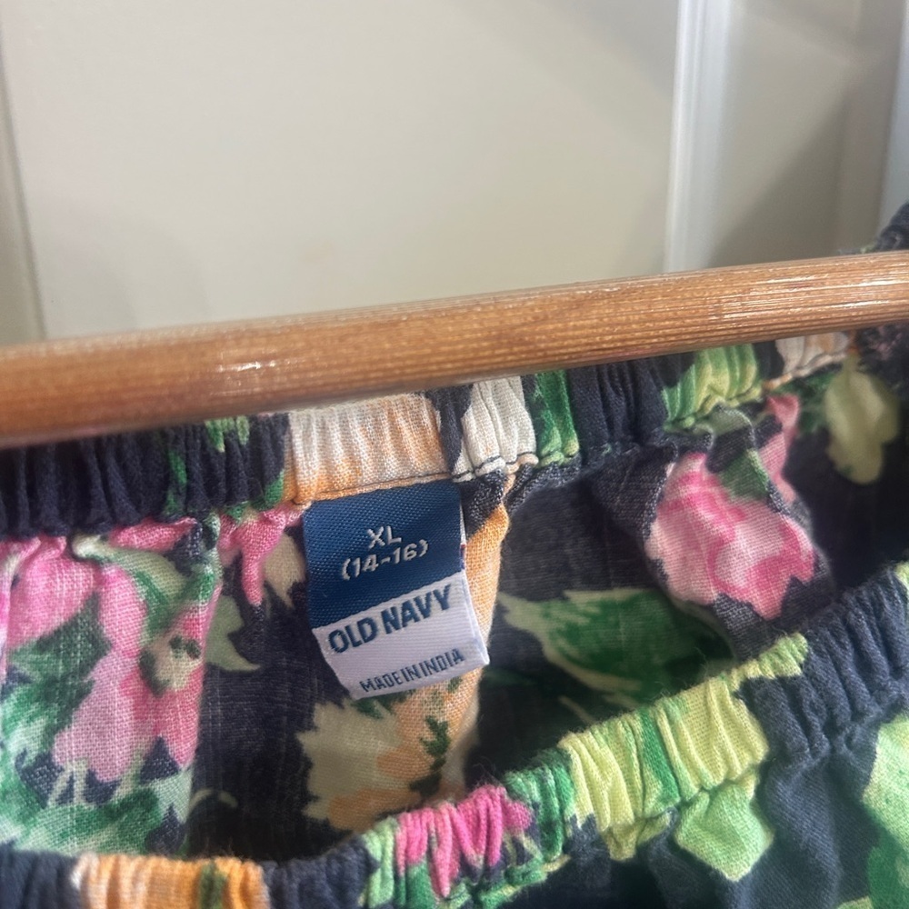 GUC Old Navy size 14/16 lightweight cropped gathered floral top. So summery! - Picture 2 of 4